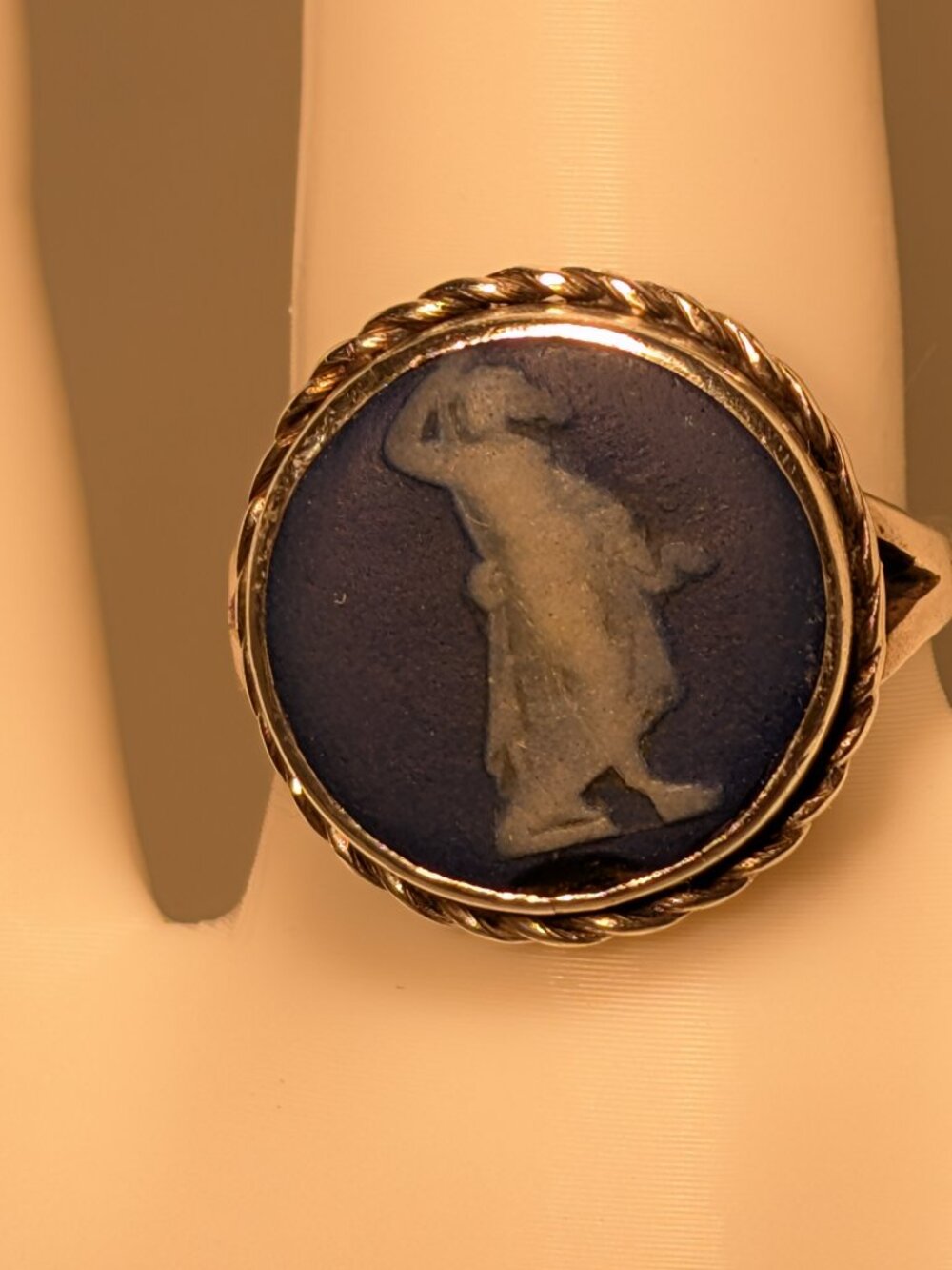 VINTAGE CLASSIC WEDGWOOD BLUE CAMEO RING